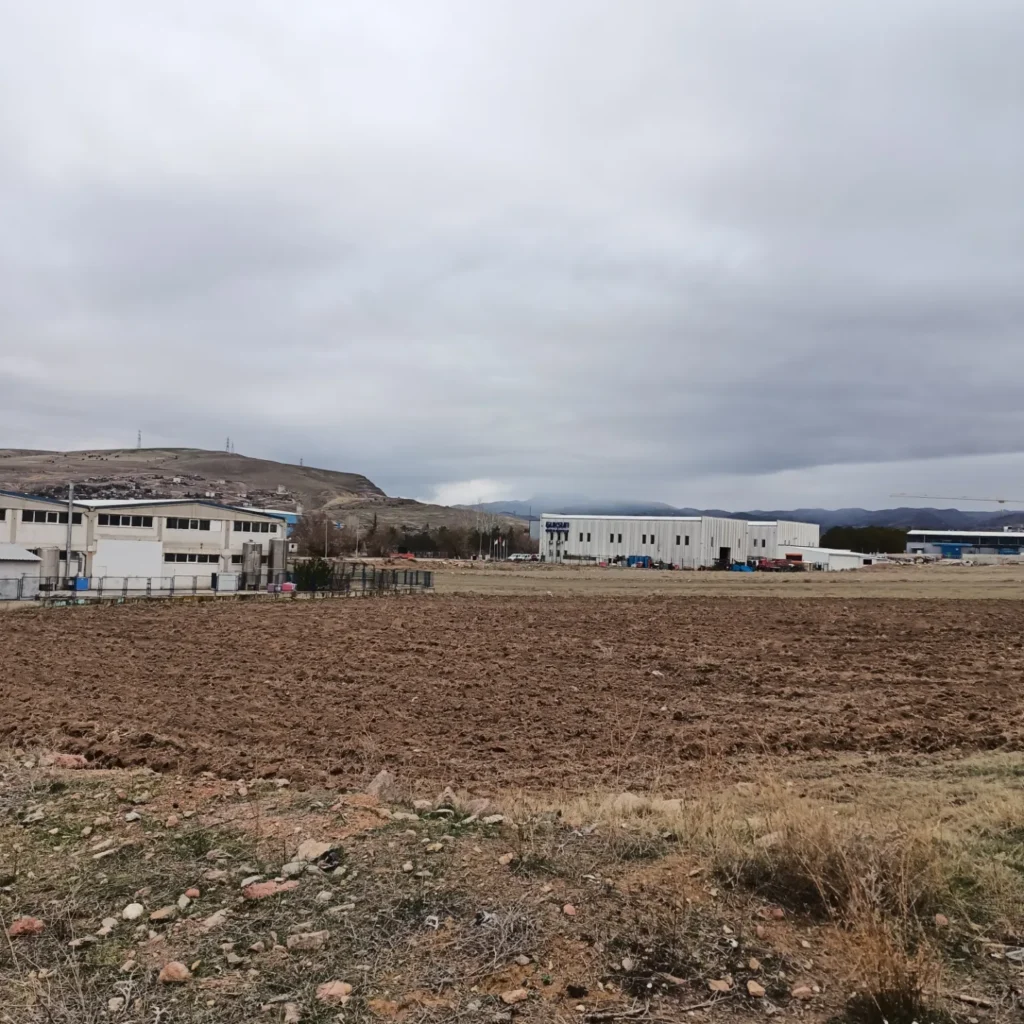 Bayıra doğru giderken çevre yapılar, kapalı hava